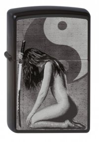 Зажигалка ZIPPO Woman Sword Black Matte, латунь с порошковым покрытием, черный, матовая, 36х12x56 мм - Зажигалки - цена и заказ в Москве и Санкт-Петербурге, интернет-магазин ZaUglom